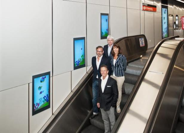 Karl Javurek, Christian Rausch, Andrea Groh und Christian Hofstetter (v.u.n.o.) vor den 32-Zoll-HD-Screens. (c: gewista)
