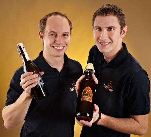 Markus Wurzer und Daniel Schalhas, die beiden Zwei Männer präsentieren Bierflaschen der Marke „mybier.at“.
