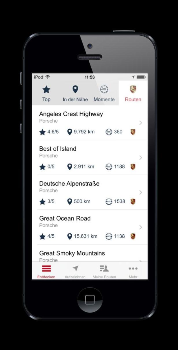 Ein Smartphone zeigt eine Routenplaner-App mit verschiedenen Strecken wie die Deutsche Alpenstraße.