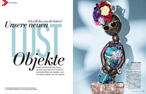 Eine Schaufensterpuppe aus Ballons mit Blumen, Brille und Handtasche präsentiert Sommeraccessoires.