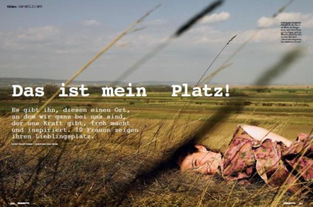 Eine Frau liegt entspannt in einem Feld mit hohem Gras.