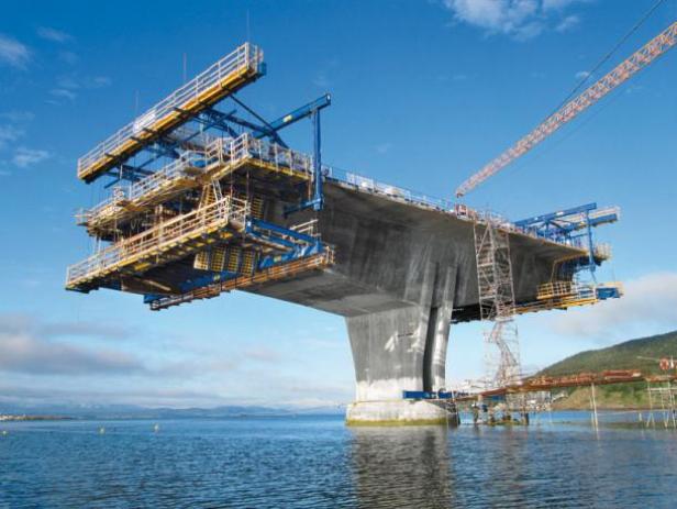 Eine Brücke wird über dem Wasser gebaut.