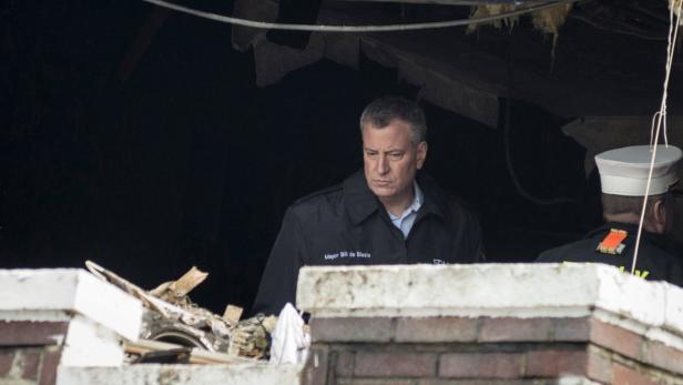 Bill de Blasio, der Bürgermeister von New York, an einem Schadensort.