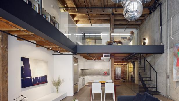 Feigelegtes Holz und Glas prägen das Interieur der ,Oriental Warehouse Lofts'.