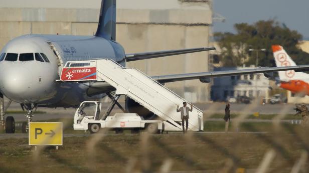 Two hijackers of a Libyan Afriqiyah Airways Airbus Malta: Passagiere frei - Entführung endet unblutig