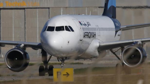 A hijacked Libyan Afriqiyah Airways Airbus A320 st Malta: Passagiere frei - Entführung endet unblutig
