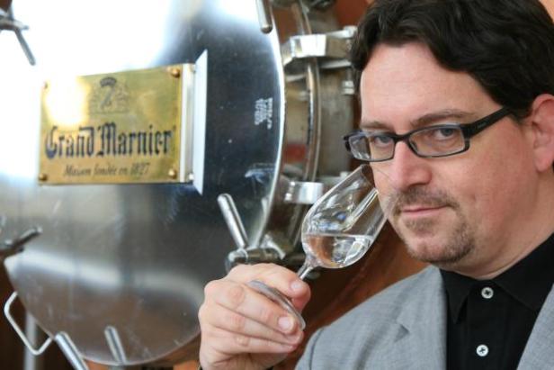 Roland Graf testet die Genußwelt, die er für das Trinkprotokoll reflektiert. Prost! (c: sauer benjamin)