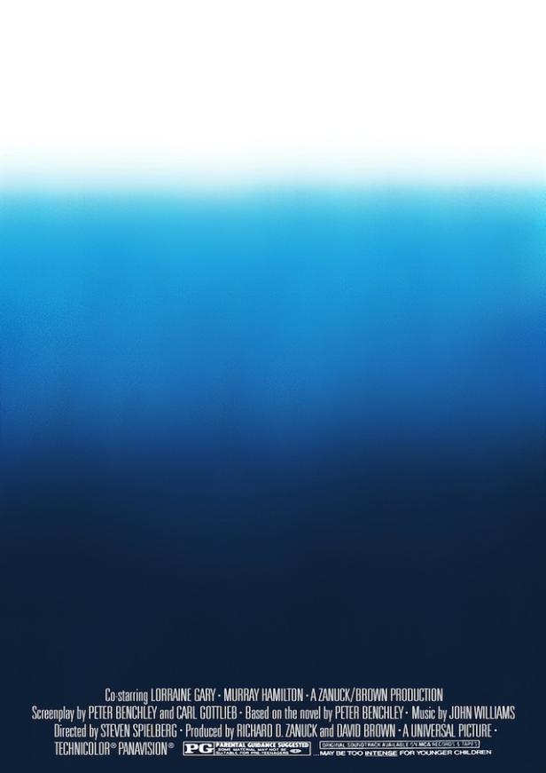 Der Hintergrund des Filmposters zeigt einen Farbverlauf von Weiß zu Dunkelblau.