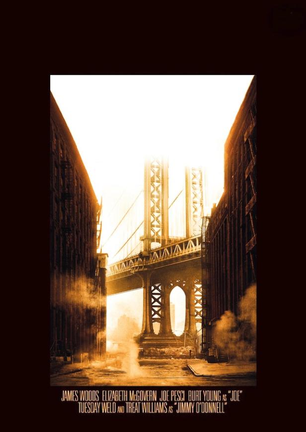 Die Manhattan Bridge, gesehen von einer Straße zwischen Lagerhäusern in New York.