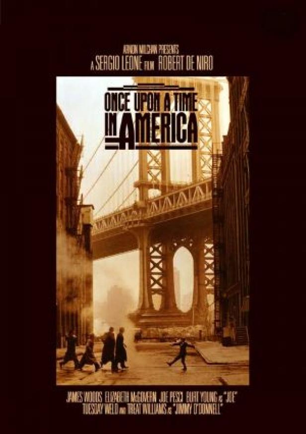 Das Filmplakat für „Es war einmal in Amerika“ mit Robert De Niro vor der Manhattan Bridge.