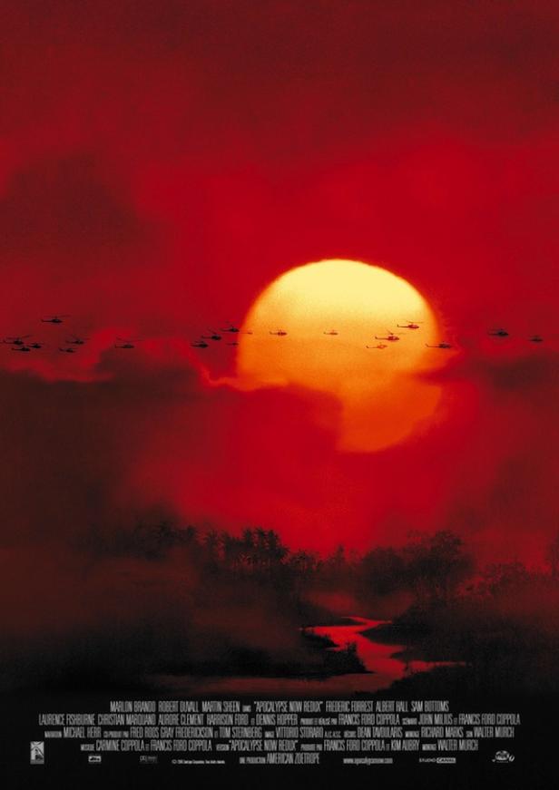 Das Filmplakat für „Apocalypse Now“ zeigt einen roten Himmel mit einer Reihe von Hubschraubern vor der Sonne.
