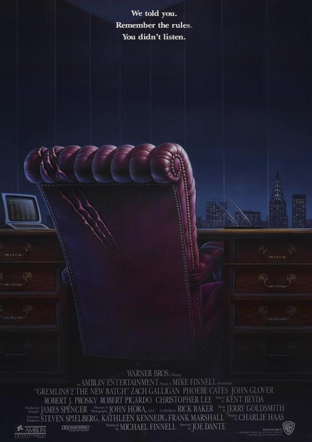 Das zerkratzte Poster für „Gremlins 2“ zeigt einen Sessel mit Blick auf eine Stadtlandschaft.