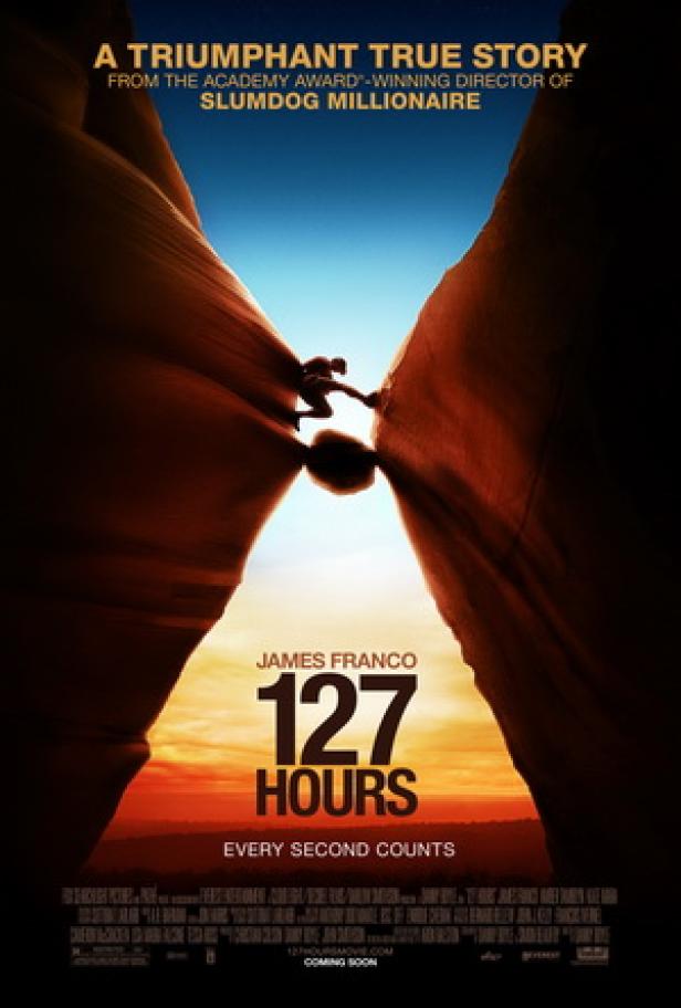 Das Filmplakat für „127 Hours“ zeigt James Franco, der zwischen Felsen in einer Schlucht eingeklemmt ist.