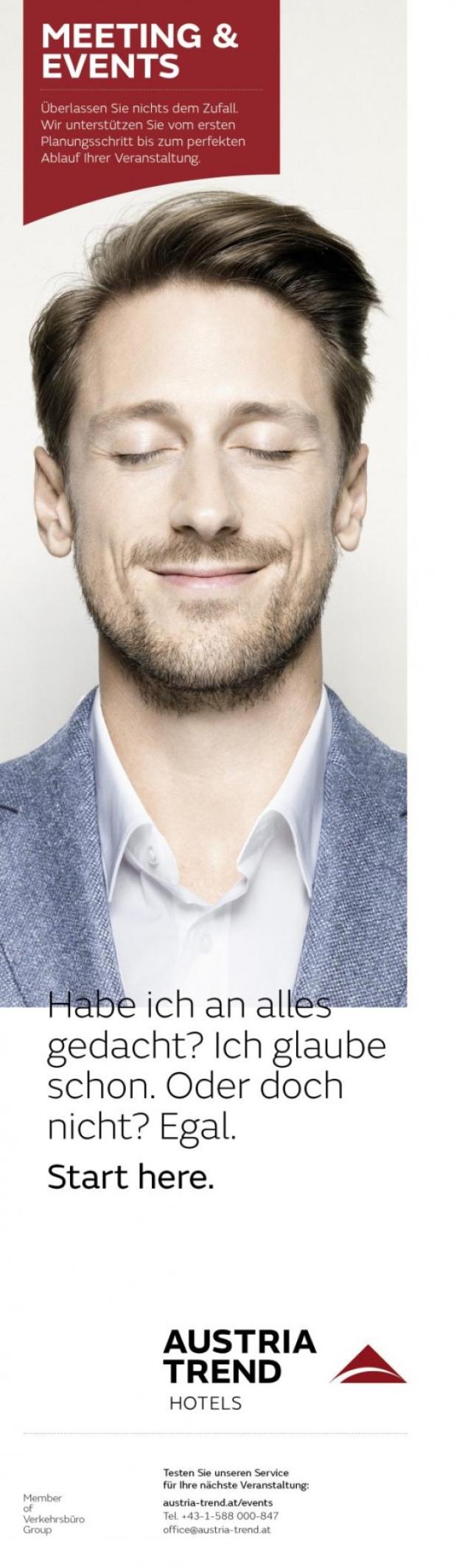Ein lächelnder Mann mit geschlossenen Augen, dargestellt auf einer Werbeanzeige für Austria Trend Hotels.