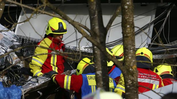 Zehn Tote und über 100 Verletzte bei Zugunglück nahe Rosenheim