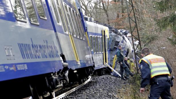 Zehn Tote und über 100 Verletzte bei Zugunglück nahe Rosenheim
