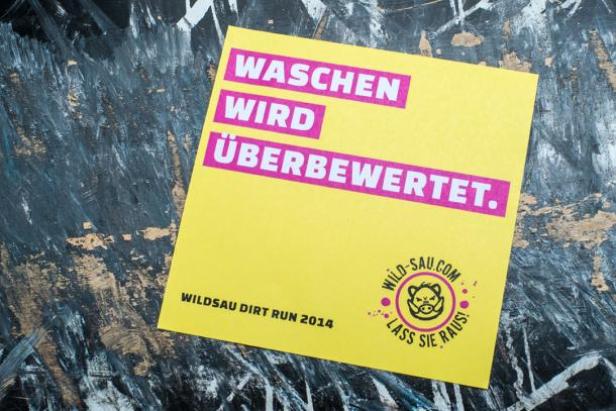 Ein gelber Flyer mit der Aufschrift „Waschen wird überbewertet“ für den Wildsau Dirt Run 2014.