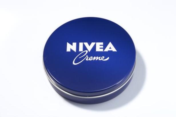 (c: beiersdorf) Eine blaue Dose Nivea Creme auf einem weißen Hintergrund.