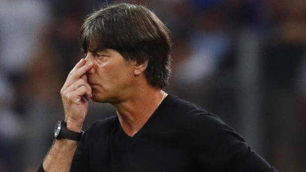 Joachim Löw während eines Fußballspiels.