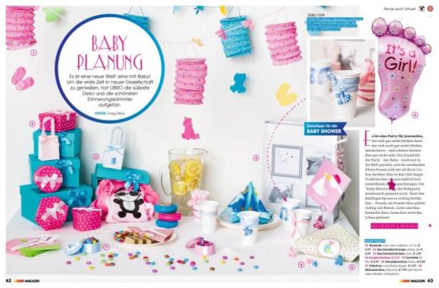 Dekorationen und Geschenke für eine Babyparty auf einem Tisch arrangiert.