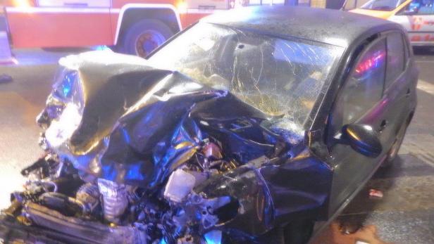 WIEN: VERKEHRSUNFALL IN WIEN-RUDOLFSHEIM-FÜNFHAUS Ein schwarzes Auto mit schweren Schäden nach einem Unfall.