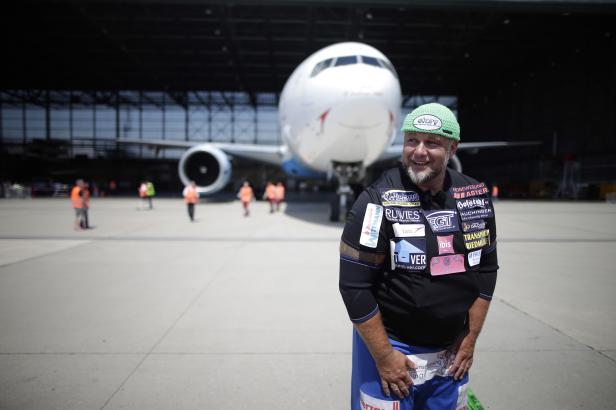 Extremsportler zieht Boeing 777 aus Hangar