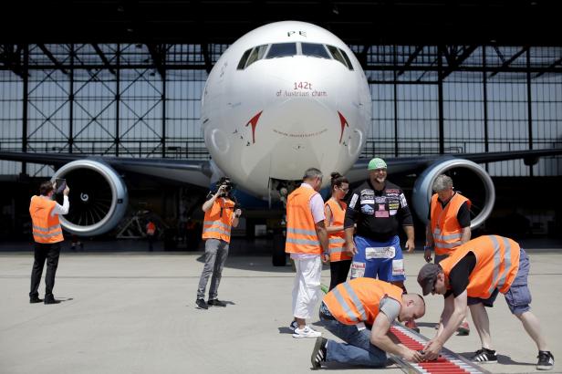 Extremsportler zieht Boeing 777 aus Hangar