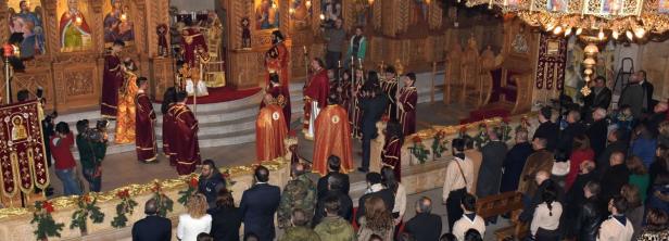 Eine orthodoxe Zeremonie mit Priestern und Gläubigen in einer Kirche.