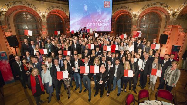 Eine große Gruppe von Menschen posiert mit Urkunden bei der „Great Place to Work“ Preisverleihung 2015.