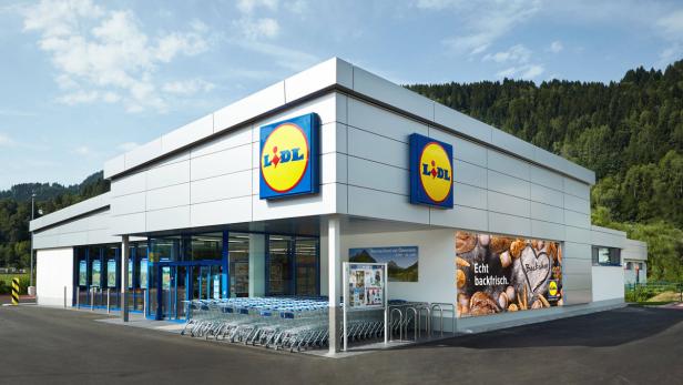 Ein Lidl-Supermarkt mit Einkaufswagen und einem Werbeplakat für Backwaren.