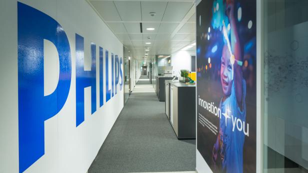 Ein Flur in einem Philips-Büro mit dem Firmenlogo an der Wand.