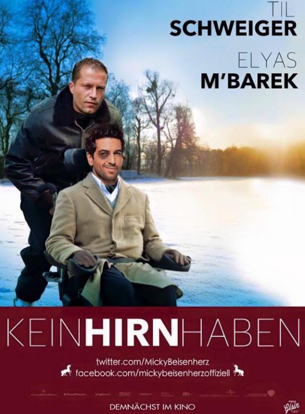 Ein Mann im Rollstuhl wird von Til Schweiger geschoben, Filmszene aus „Keinohrhasen“.