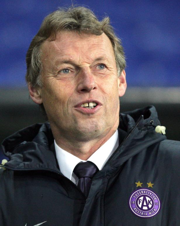 Ein Mann im Anzug mit dem Logo des Fussballklubs Austria Wien.