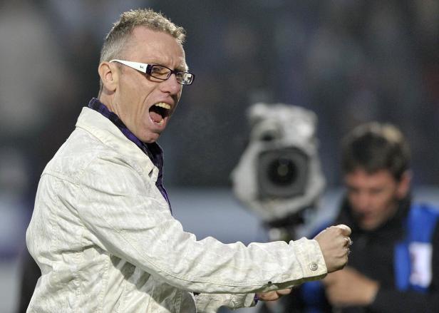 Ein Mann mit Brille und heller Jacke gestikuliert aufgeregt.