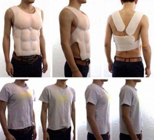 Ein Mann trägt ein Muskelshirt unter einem T-Shirt.