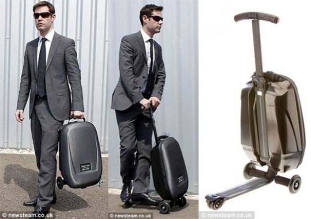 Zwei Männer in Anzügen mit einem Trolley-Scooter-Hybrid.