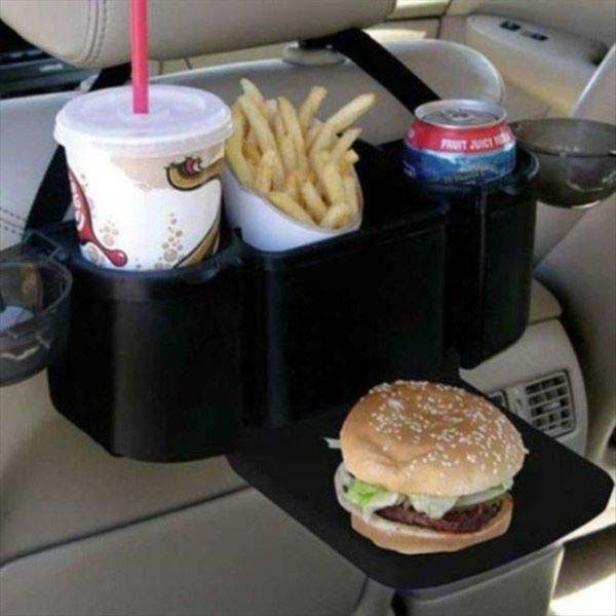 Ein Auto-Organizer hält einen Burger, Pommes, ein Getränk und eine Dose.