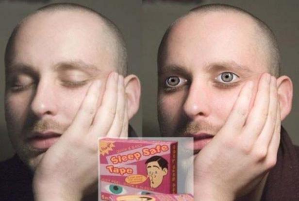 Ein Mann mit Schlafband, einmal schlafend und einmal mit aufgerissenen Augen.