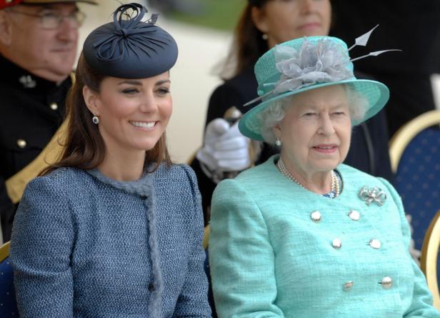 Königin Elisabeth II. und Catherine, Princess of Wales, tragen Hüte und lächeln.