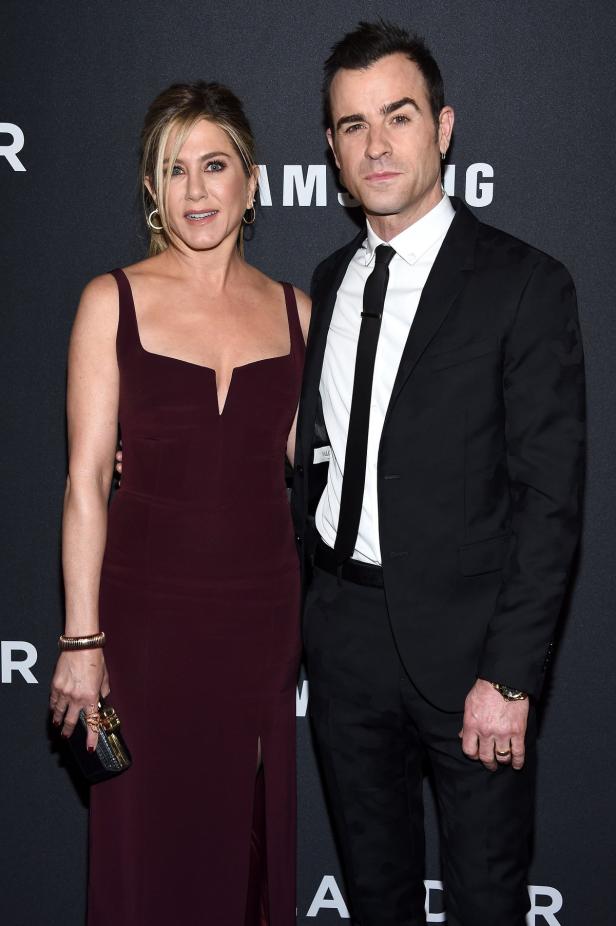 Jennifer Aniston und Justin Theroux posieren auf einem Event.