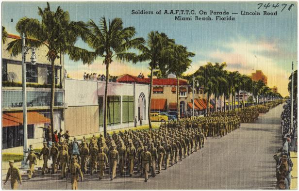 Eine Parade von Soldaten der A.A.F.T.T.C. auf der Lincoln Road in Miami Beach, Florida.