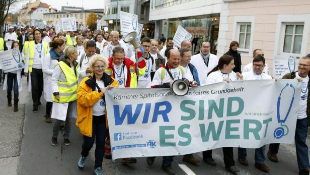 Eine Demonstration von Kärntner Spitalsärzten für ein faires Grundgehalt.