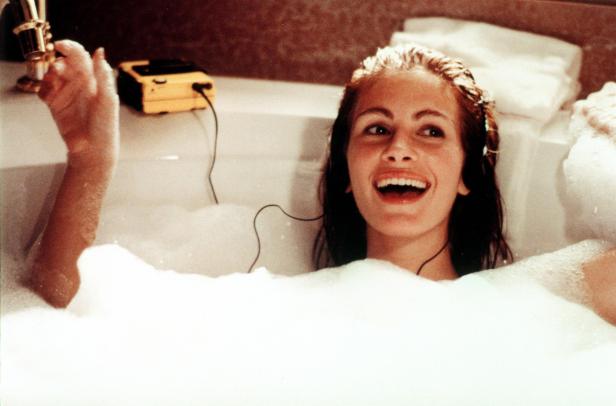 Julia Roberts liegt in einem mit Schaum gefüllten Bad und hört Musik mit einem Walkman.