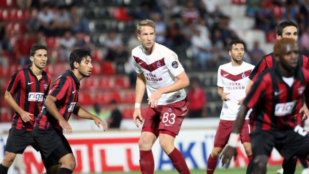 Fußballspieler während eines Spiels auf dem Rasen.
