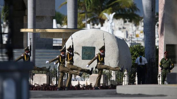 Soldaten marschieren vor dem Grab von Fidel Castro auf dem Cementerio de Santa Ifigenia in Santiago de Cuba.