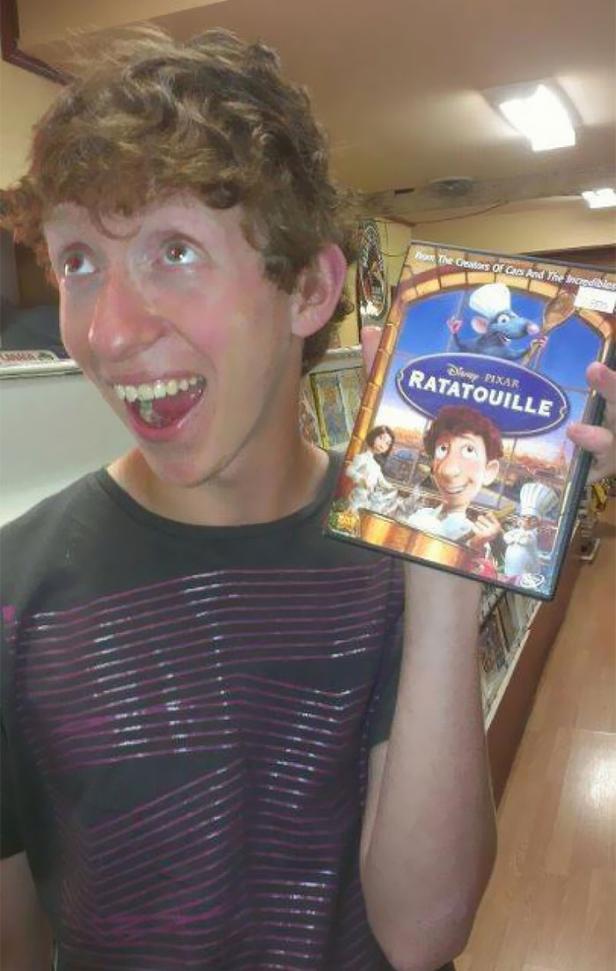 Ein junger Mann hält die DVD des Films „Ratatouille“ in der Hand.