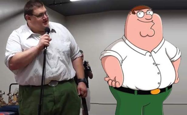 Ein Mann im Peter-Griffin-Cosplay steht neben einer Cartoon-Version der Figur.