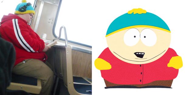 Ein Mann mit einer Mütze im Cartman-Stil liest in einem Zug ein Buch.