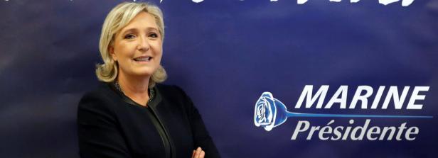 Marine Le Pen vor einem blauen Hintergrund mit der Aufschrift „Marine Présidente“.