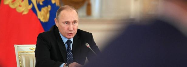 Wladimir Putin bei einer Rede vor einem Mikrofon.